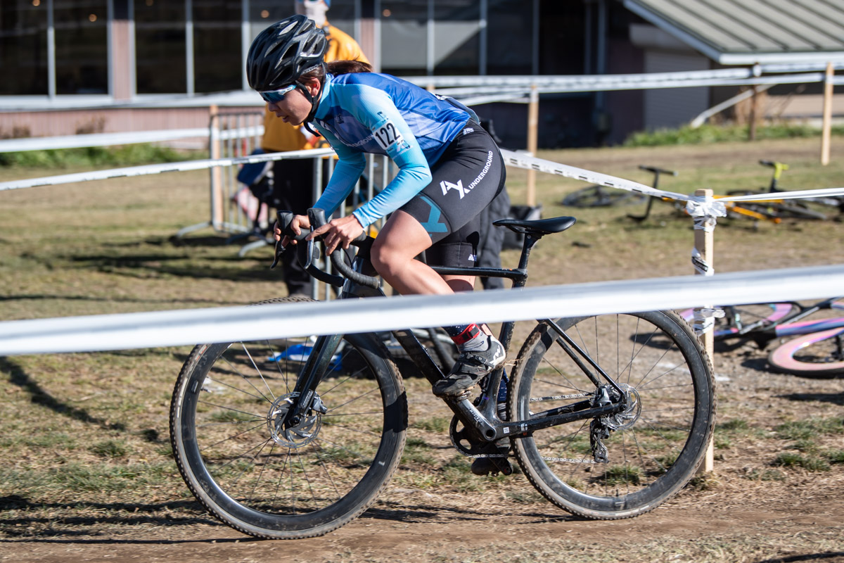 渡部にプレッシャーを掛け続けた福田咲絵(AX cyclocross team)