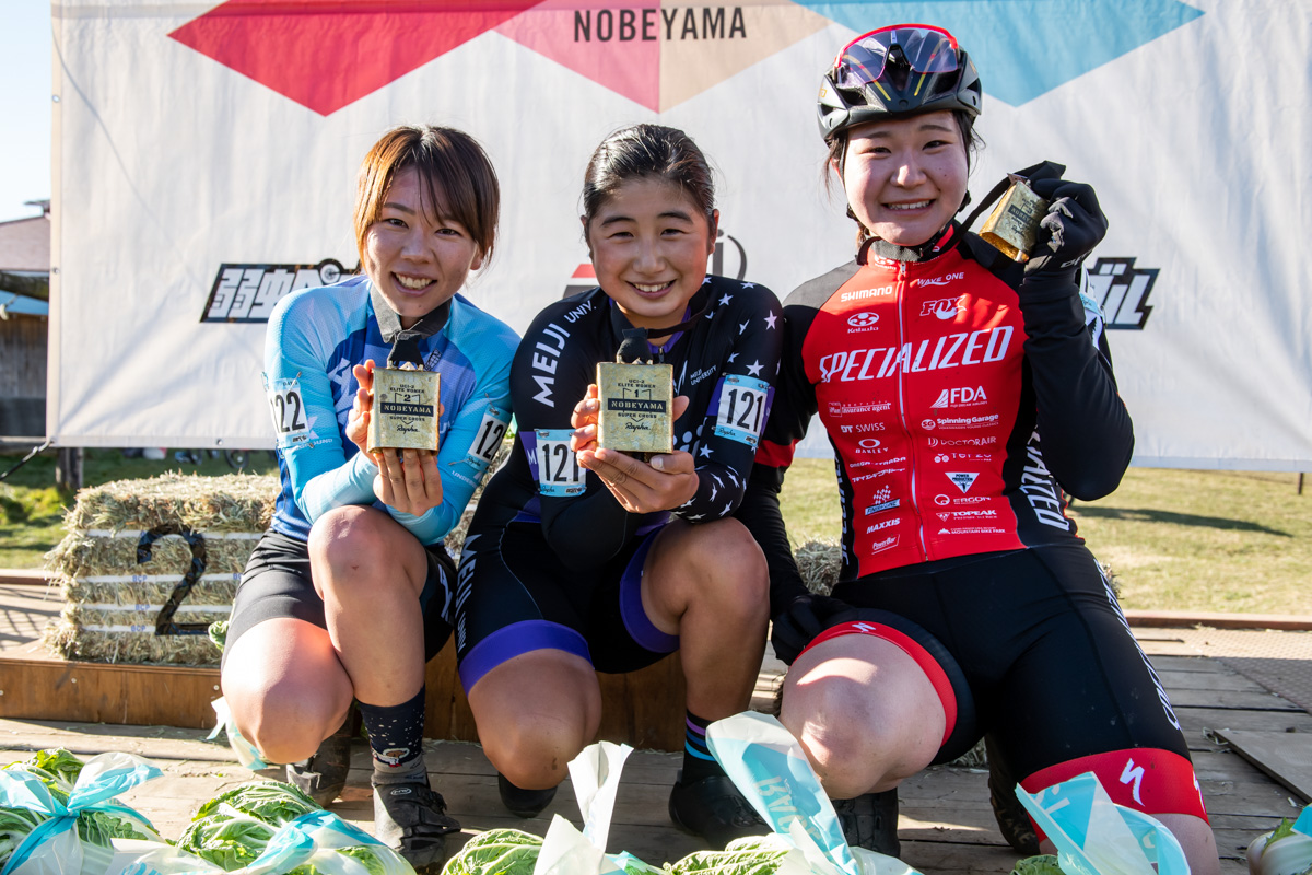 エリート女子レース表彰台：2位福田咲絵（AX cyclocross team）、1位渡部春雅（明治大学）、3位松本璃奈（RIDE MASHUN SPECIALIZED）