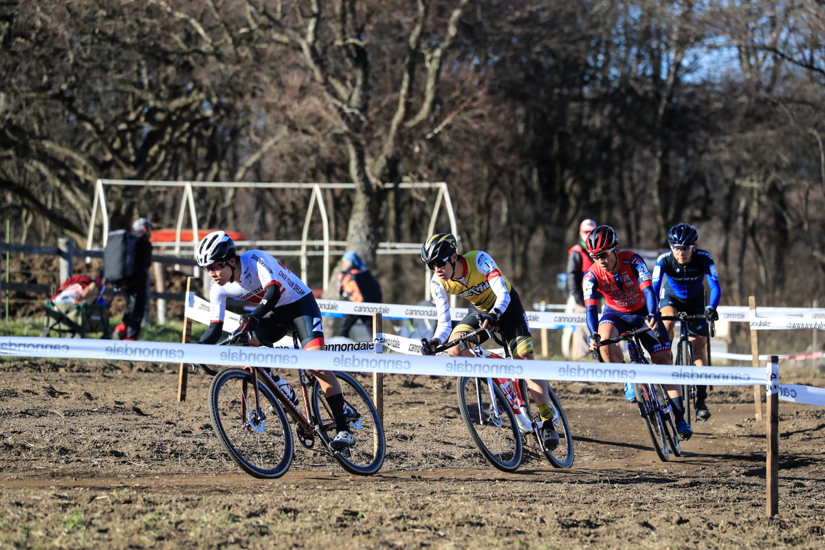 沢田時（TEAM BRIDGESTONE Cycling）、織田聖（弱虫ペダルサイクリングチーム）、小坂光（宇都宮ブリッツェン）、斎藤朋寛（RIDELIFE GIANT）の4人が抜け出す