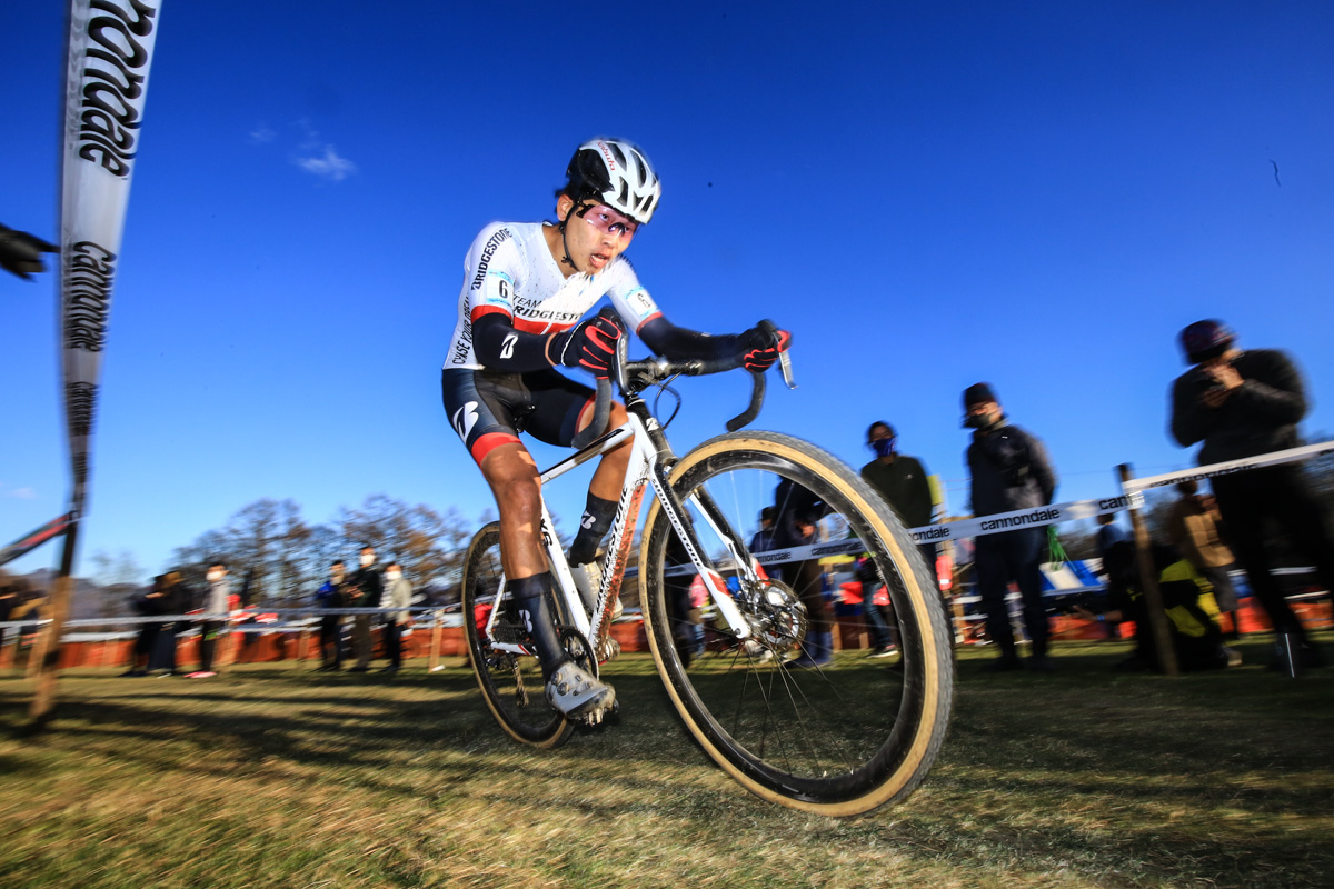 織田聖を追う沢田時(TEAM BRIDGESTONE Cycling)