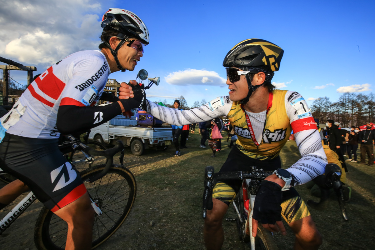 優勝した織田聖（弱虫ペダルサイクリングチーム）を祝福する沢田時（TEAM BRIDGESTONE Cycling）