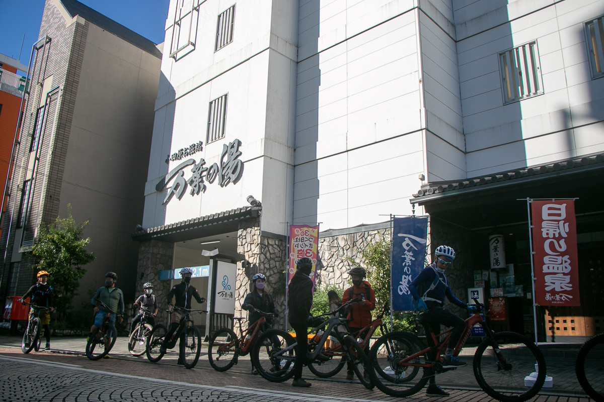 集合場所となったのは、小田原駅から徒歩すぐの万葉の湯