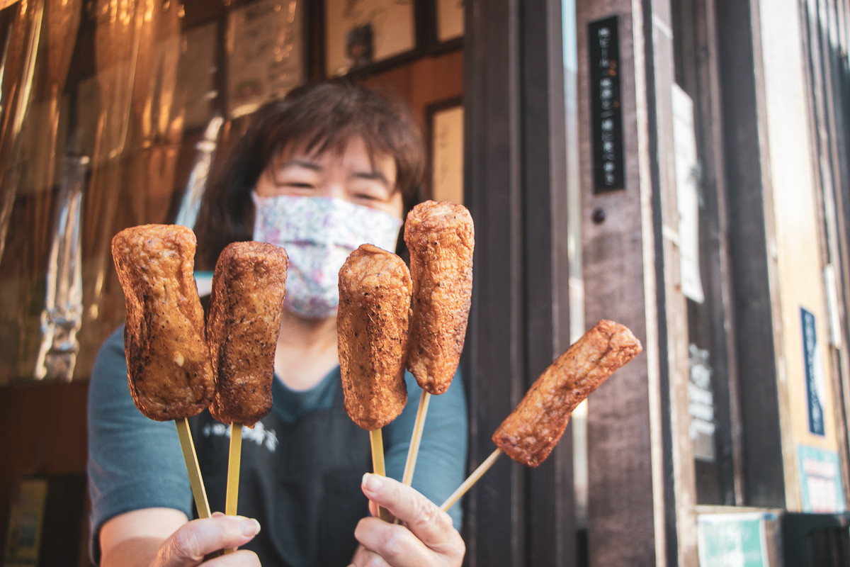 こちらが鱗吉さん名物のじねんじょ棒。カリふわな食感と魚のうま味が詰まった一本はここでしか食べれない逸品