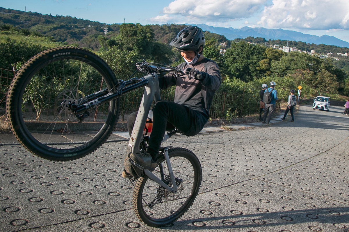 でもE-MTBならウィーリーまで出来ちゃう（もちろんテクニックがあるからですけど）