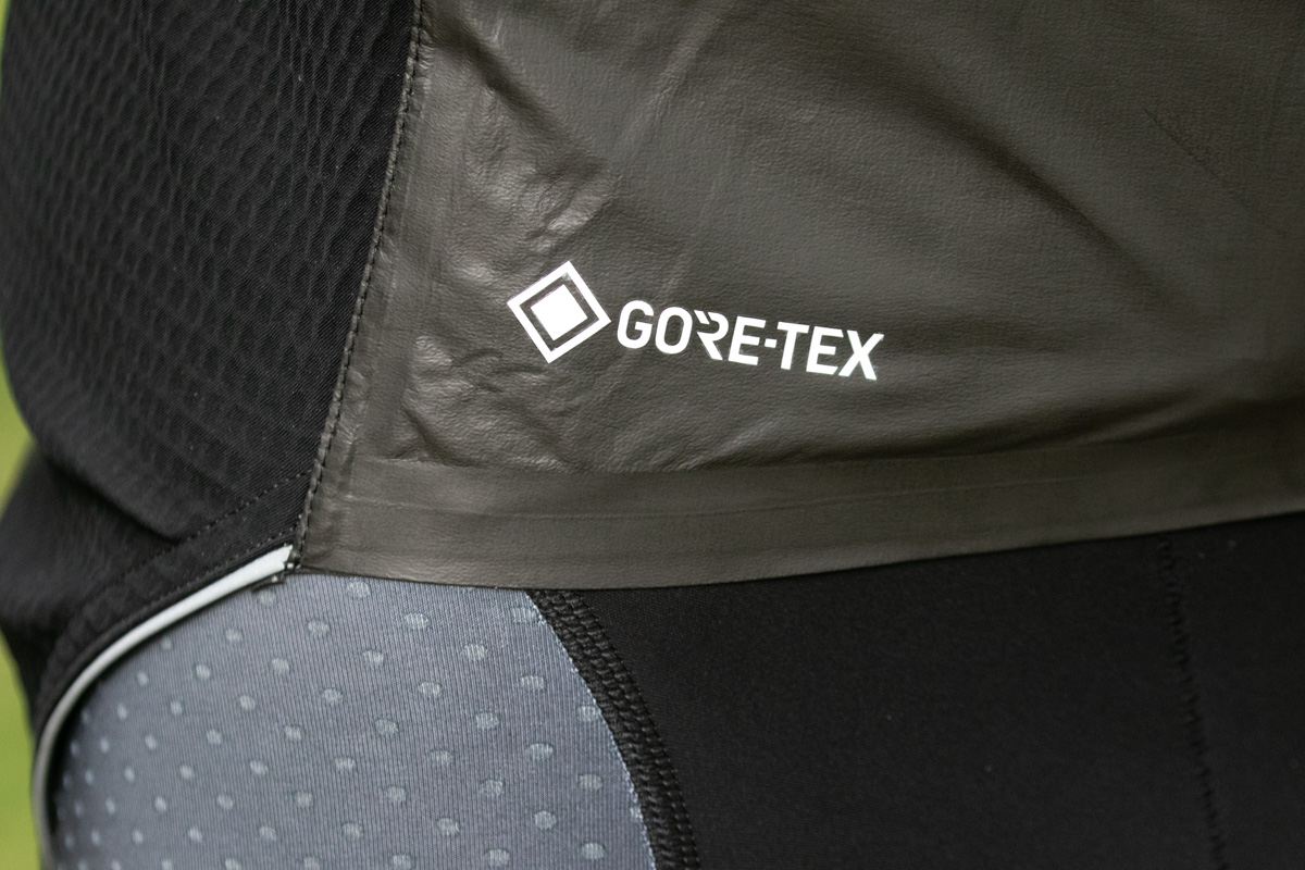 メイン生地はGORE-TEX SHAKE DRYが採用された