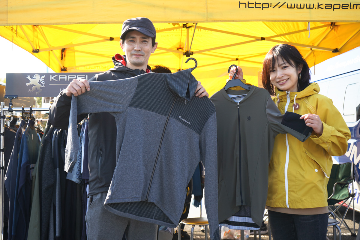 ウエイブワンのブースで紹介していただいたのは、カペルミュールのPolartec 長袖ハイネックジャージ(左)と、リオン・ド・カペルミュールの2022年春夏コレクションから登場予定の半袖ジャージ(右)