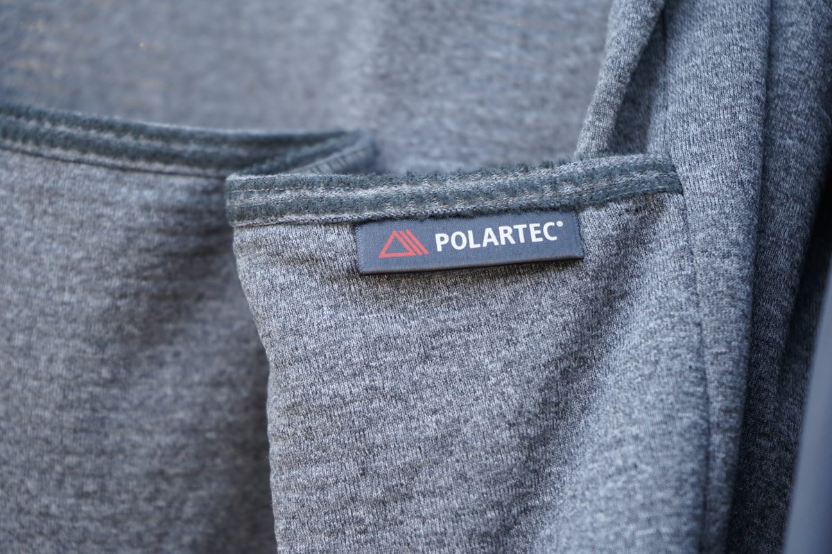 PolartecのPower Woolという保温性等に優れる生地が用いられている