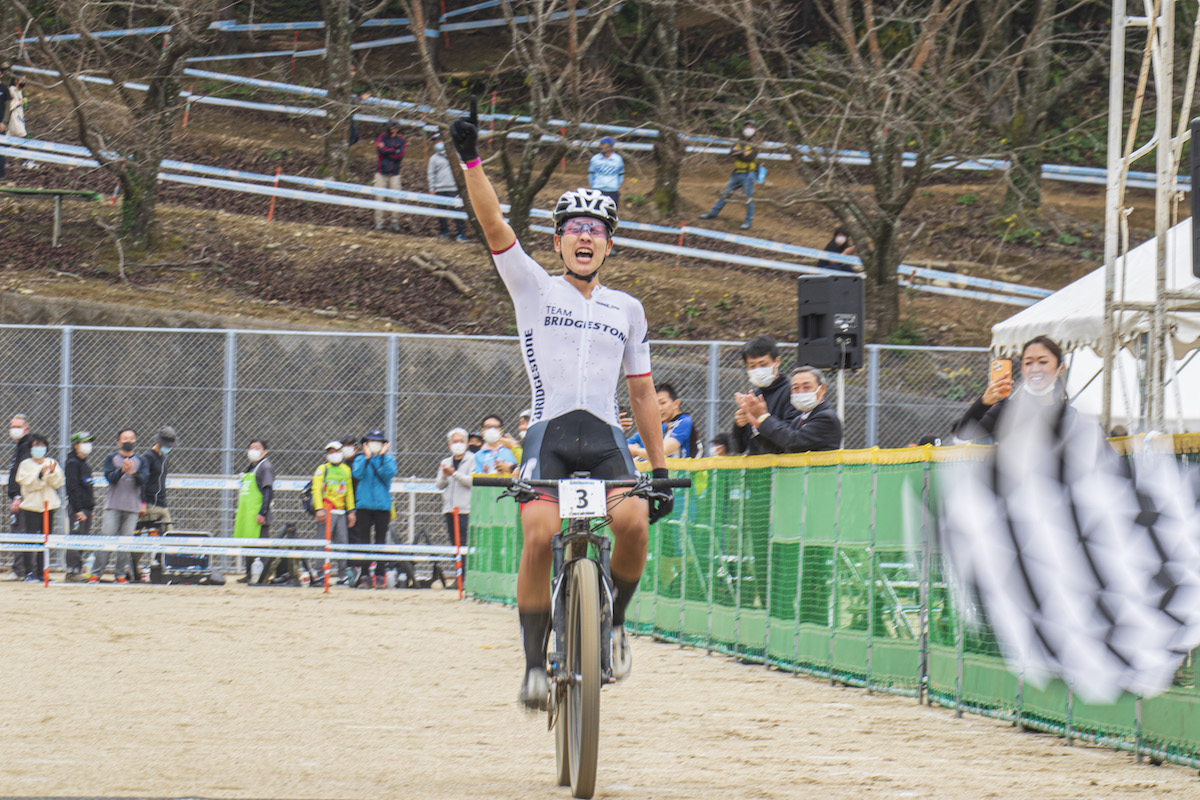 独走に持ち込み男子エリートで初優勝を飾った沢田時（TEAM BRIDGESTONE Cycling）