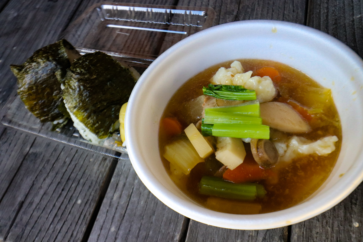 ヒルクライムで汗をかいたカラダに塩味のきいたおにぎり、下山で冷えたカラダにすいとん。わかってる!