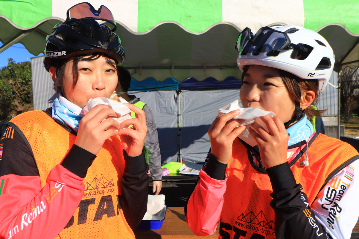 美味しそうに「パリブレスト」をほおばる地元の自転車女子