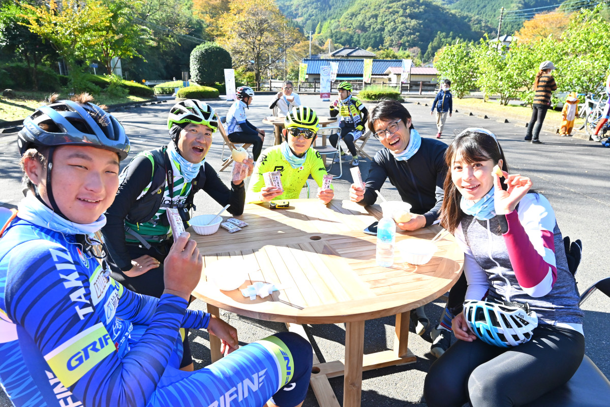 居心地のいいカフェテーブルで休憩中