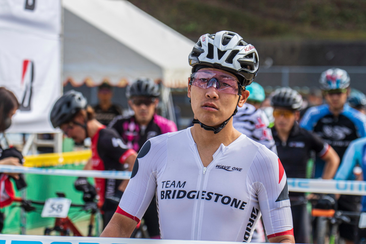 スタートラインについた沢田時(TEAM BRIDGESTONE Cycling)。表情に気合がこもる