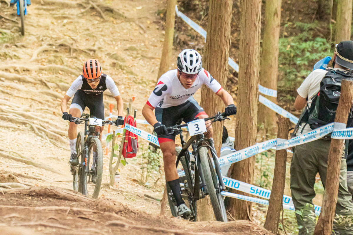 レース序盤から沢田時(TEAM BRIDGESTONE Cycling)と竹内遼(FUKAYA RACING)が先頭に立つ