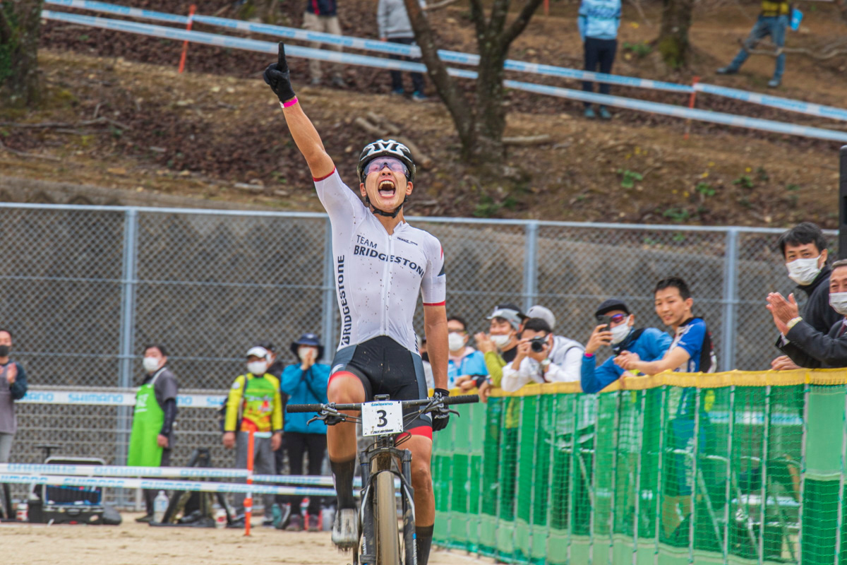 独走態勢を築き上げた沢田時(TEAM BRIDGESTONE Cycling)が高らかにナンバーワンポーズ