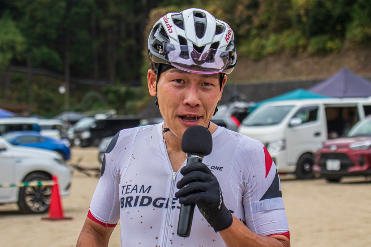 フィニッシュ直後にマイクを渡された沢田時(TEAM BRIDGESTONE Cycling)。開口一番「小学生の頃からの夢がかなった」