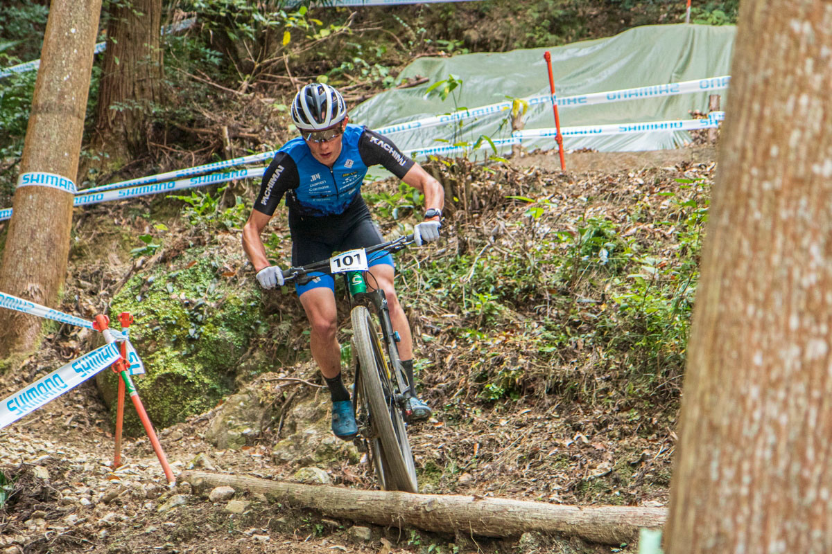 U23の北林力(DREAM SEEKER MTB RACING TEAM)は後方スタートから追い上げて全体3番手へ浮上
