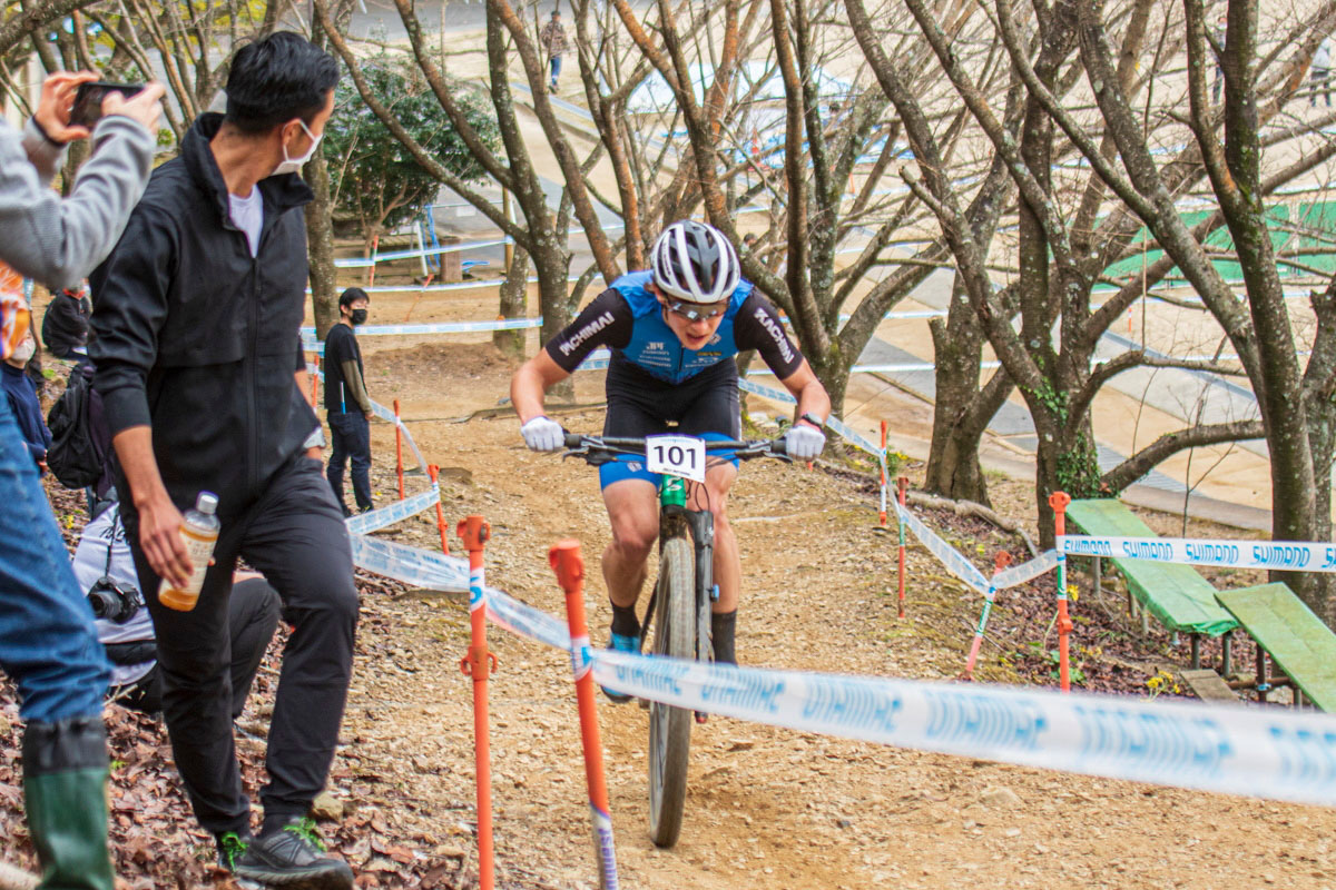 桜坂を力走する北林力(DREAM SEEKER MTB RACING TEAM)に“師匠”山本幸平が檄を飛ばす