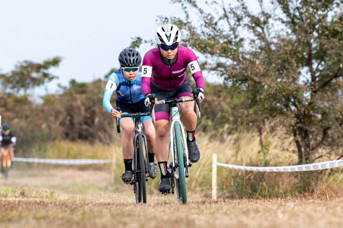 スタートしてすぐに先頭は石田唯(早稲田大学)と福田咲絵(AX cyclocross team)の2名に