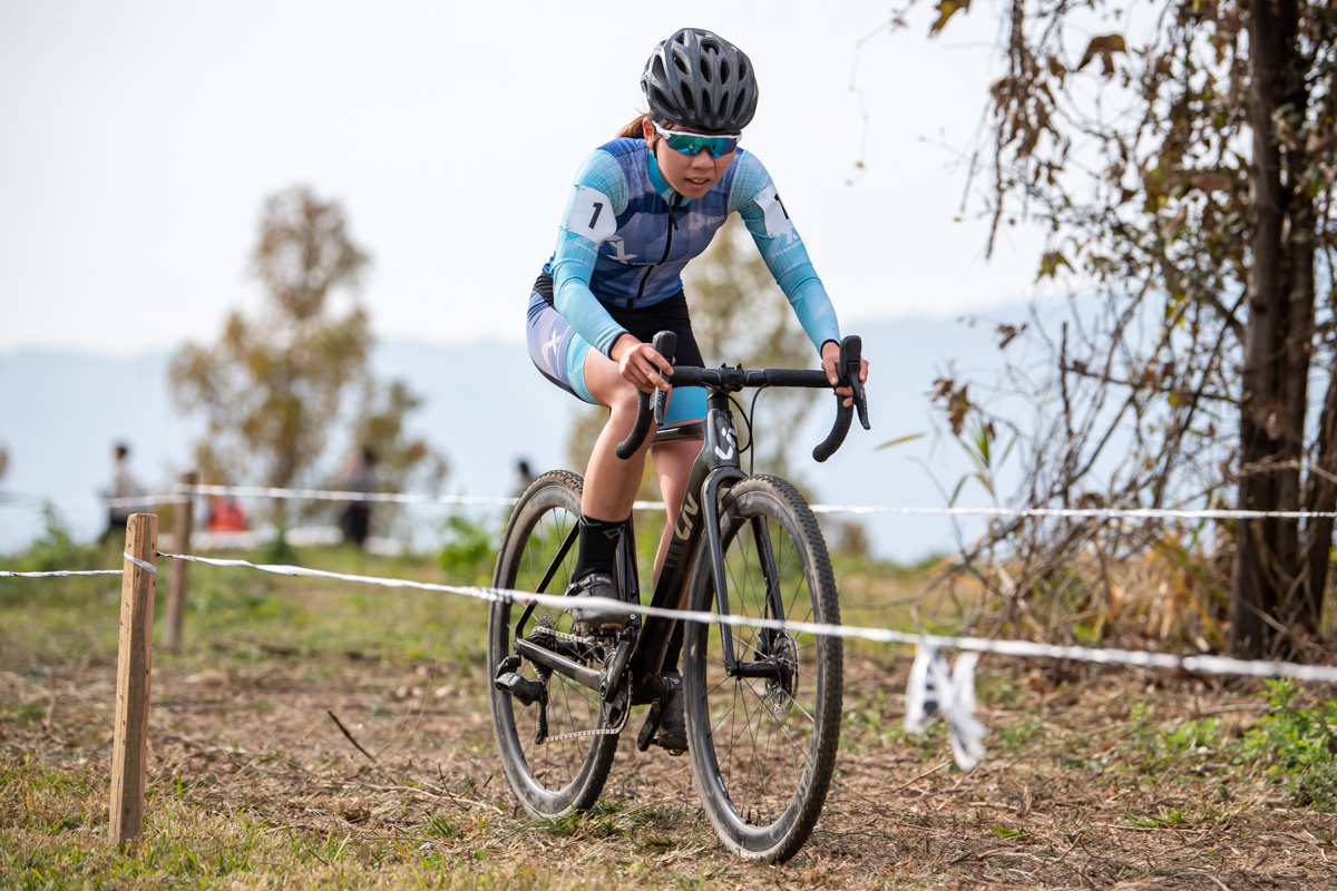 得意なエリアでタイムを稼ぐ福田咲絵（AX cyclocross team）