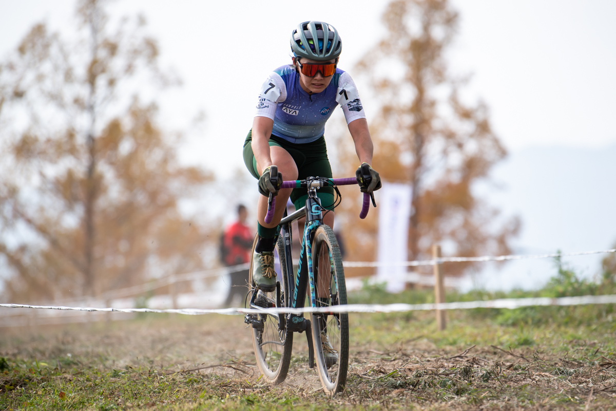 最終周回で逆転し3位に入った赤松綾(AYA BIKES)