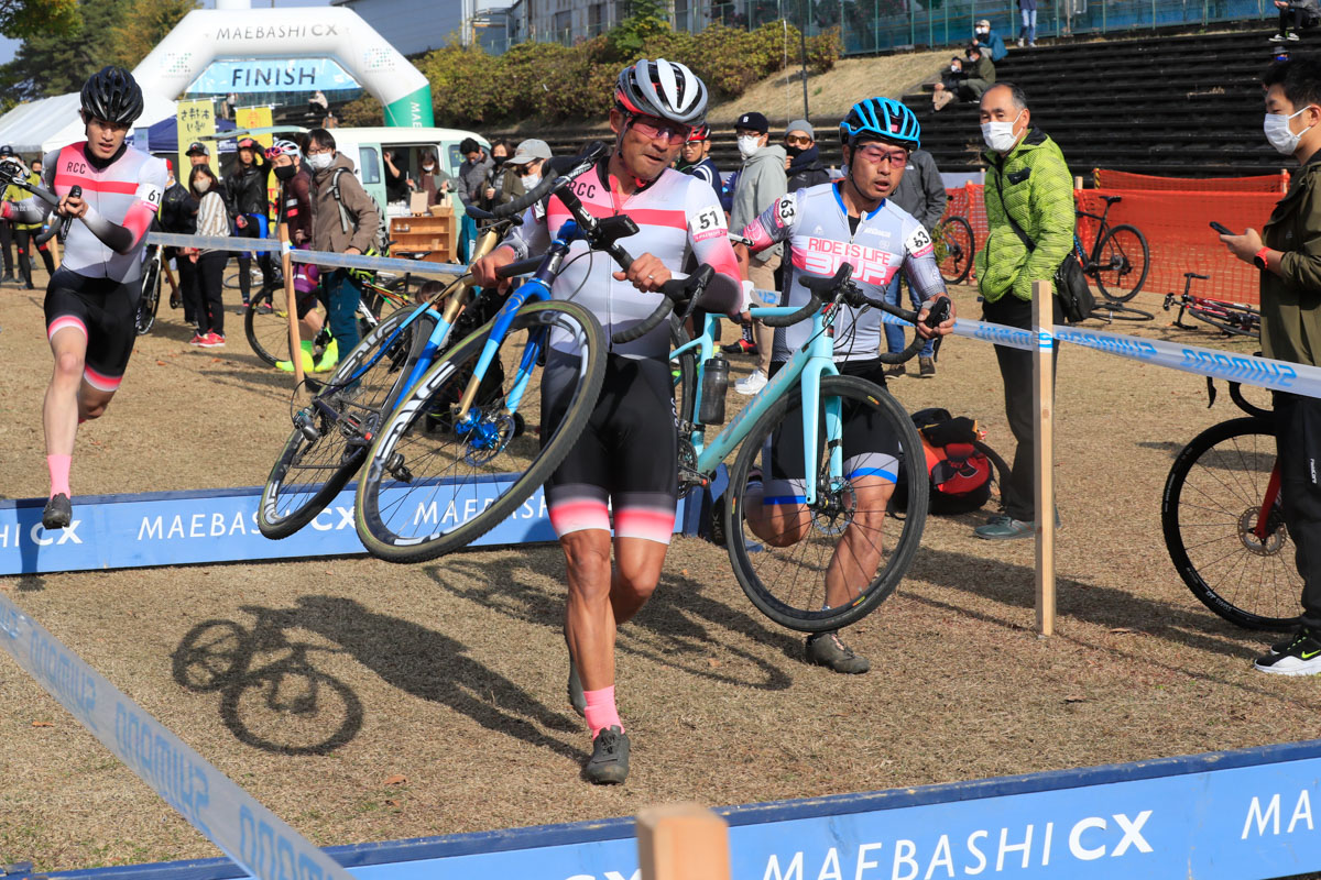 C2は矢野大介(Rapha Cycling Club)と三上和志(cycleclub3UP.)のデッドヒート