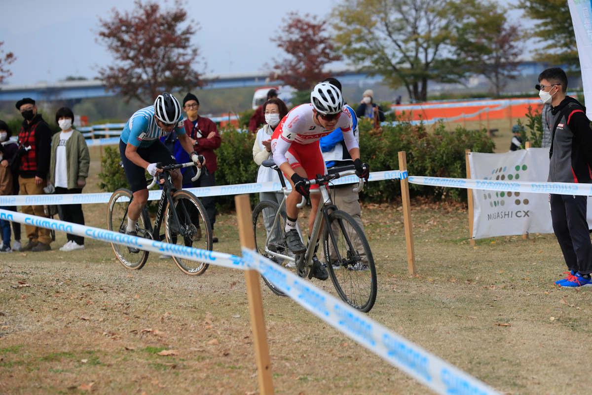 湯浅博貴(EQADS)と渡辺将大(CycleClub.jp)の2位争いバトル