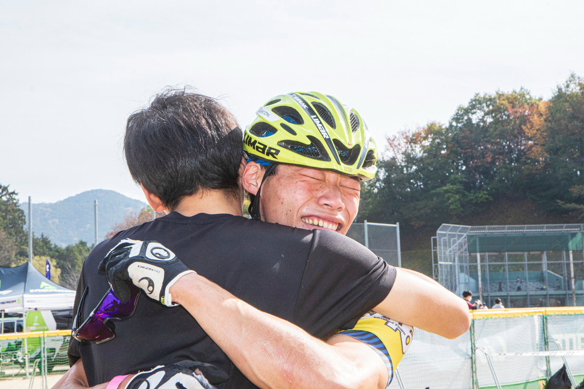 男子ジュニアを制しスタッフと抱き合う副島達海(Limited Team 846)