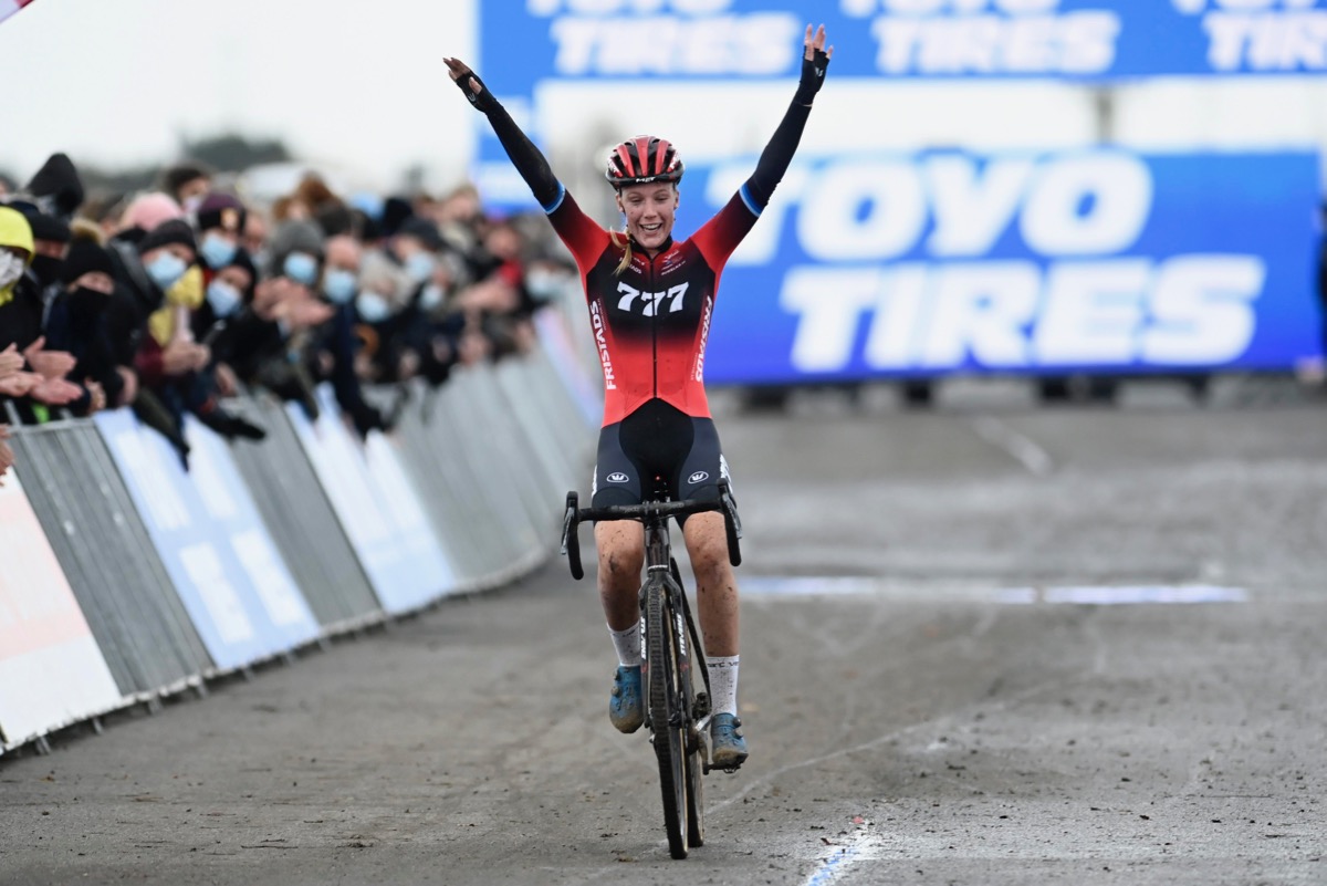 独走勝利を飾ったアンマリー・ワースト(オランダ、777)