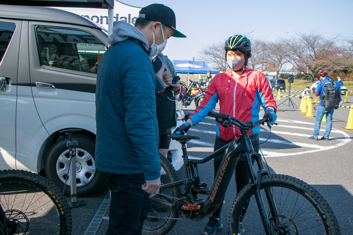 本格的なE-MTBに多くのスタッフが注目