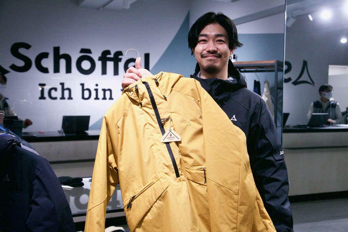 ショッフェル中目黒店の嶋田店長。(バイク以外の)イチオシはドイツ語でキャンプを意味するCampenシリーズ