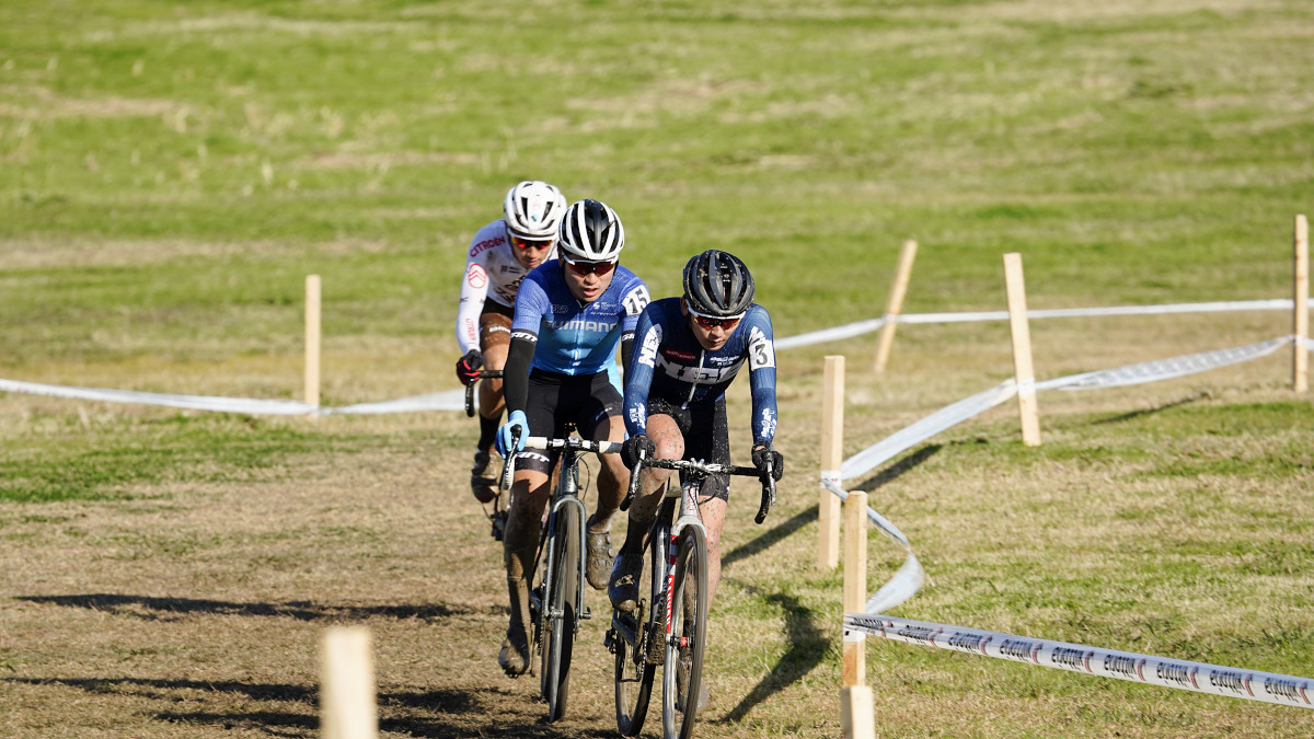 中盤にさしかかり、堀川滉太(NEBcycling)、横山航太(シマノレーシング)、津田悠義(EQADS)でパックを形成