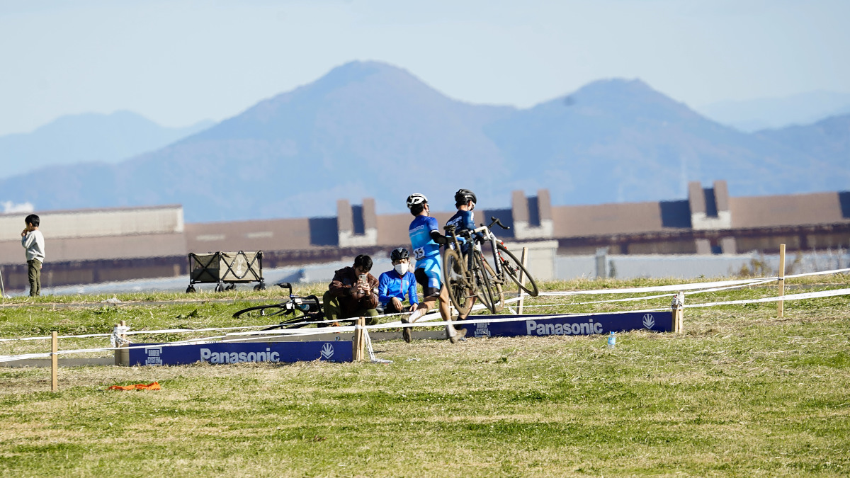 一歩リードしながらシケインに入る堀川滉太(NEBcycling)と横山航太(シマノレーシング)