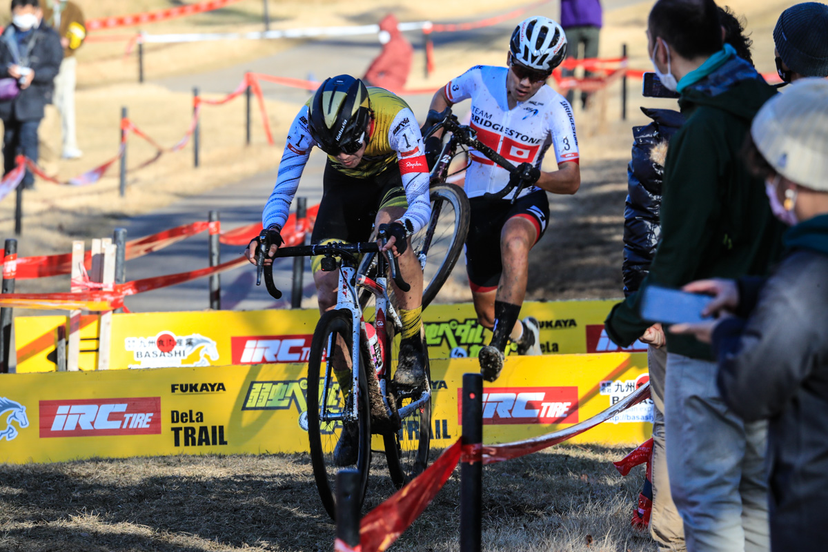 沢田時（チームブリヂストンサイクリング）の前でバニーホップで差をつける織田聖（弱虫ペダルサイクリングチーム）