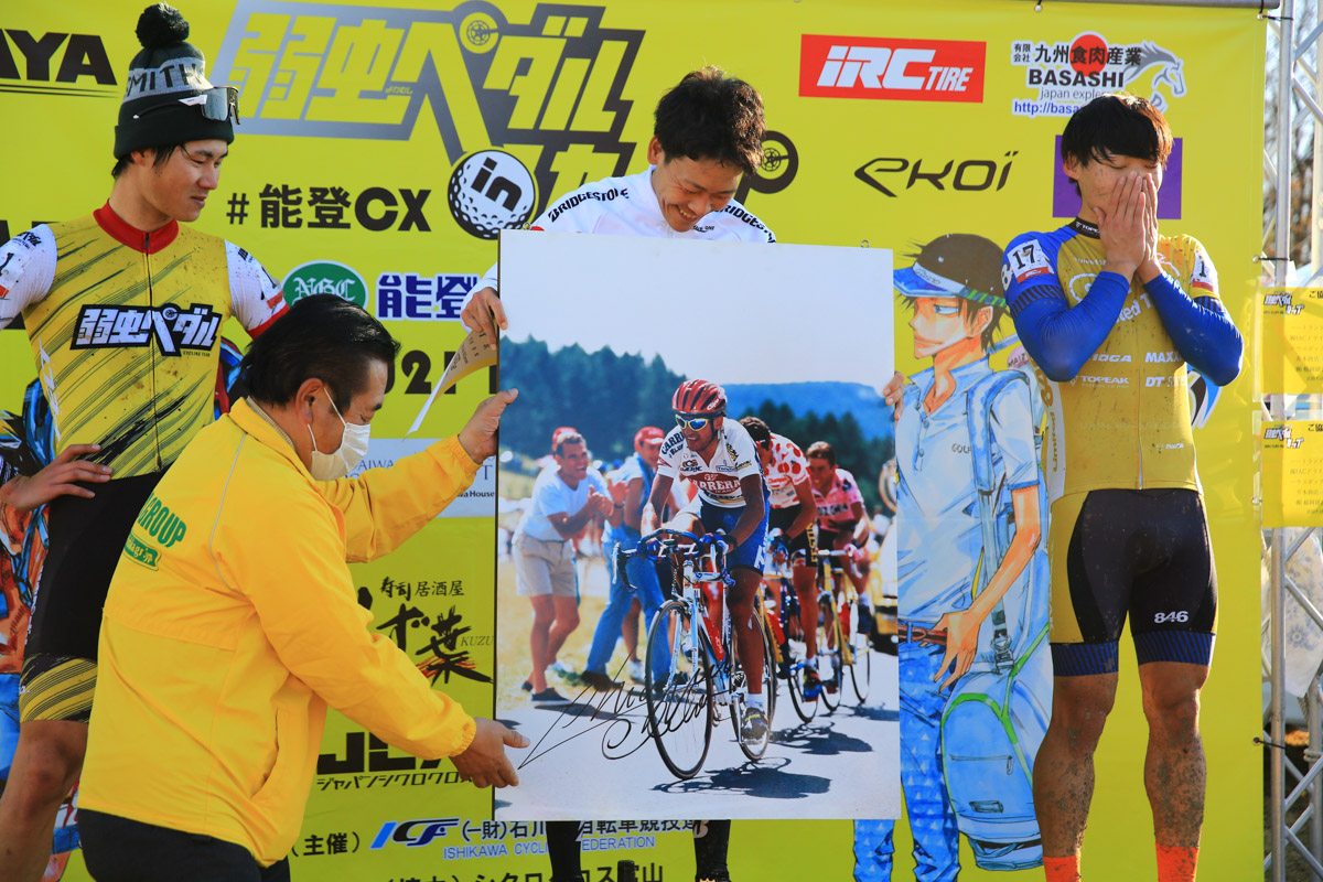 優勝した沢田時には砂田弓弦さん撮影のクラウディオ・キャプーチのサイン入りパネルがプレゼントされた