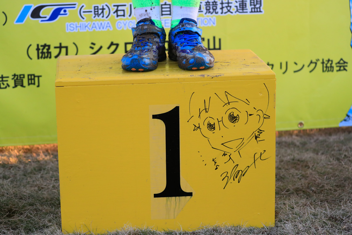 表彰台に描かれた小野田坂道君。もちろん渡辺航先生の自筆だ