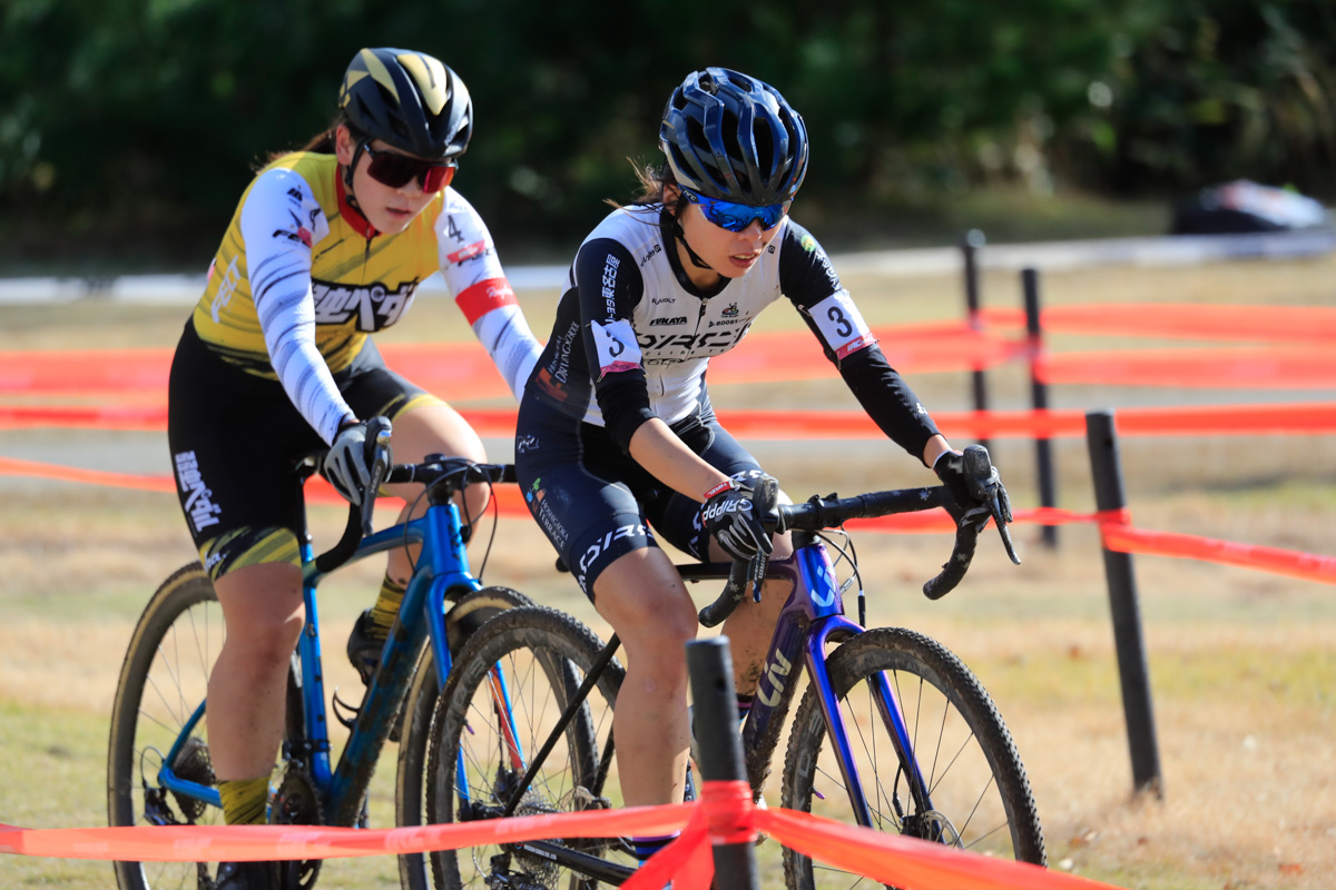 望月美和子（ORCA CYCLING TEAM）と中島瞳（弱虫ペダルサイクリングチーム）の3位争い