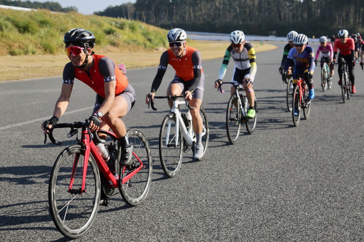 200kmチャレンジをサポートするタブチンさんとTRYCLEのメンバー