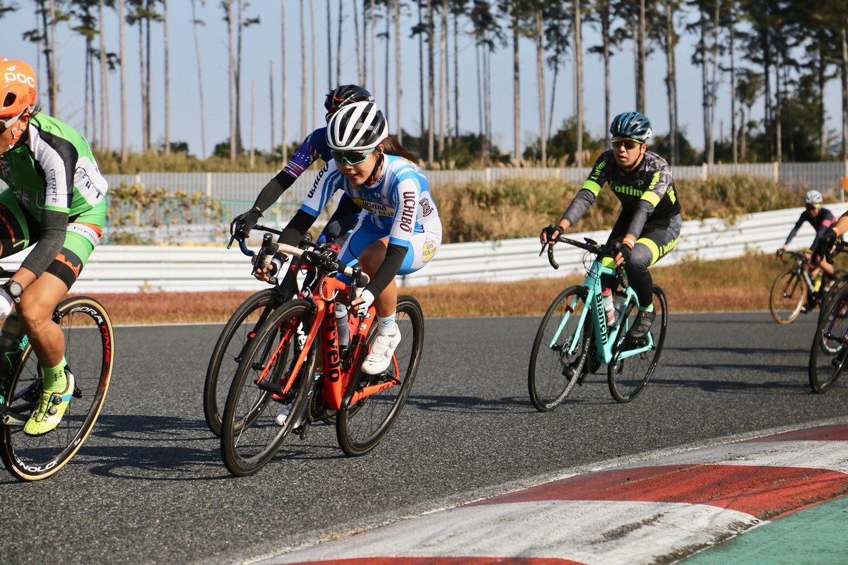 男子の先頭集団に食らいつき、100km女子で優勝した今村桜子さん(内房レーシングクラブ)