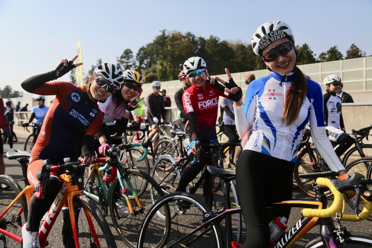 50kmチャレンジのスタートを待つ女子参加者の皆さんとYOPIさん。女性カテゴリーの盛り上がりにも期待したい