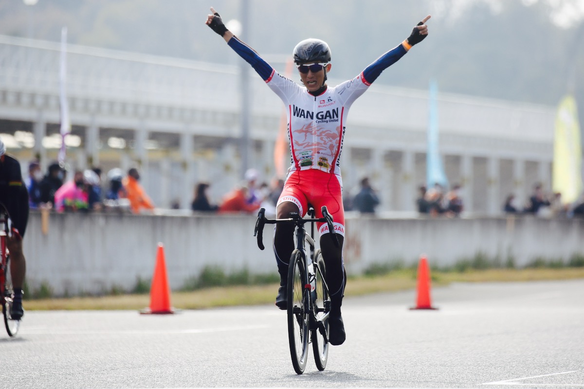 160km:5秒差で集団から逃げ切った雑賀大輔さん(湾岸カレーユナイテッド)