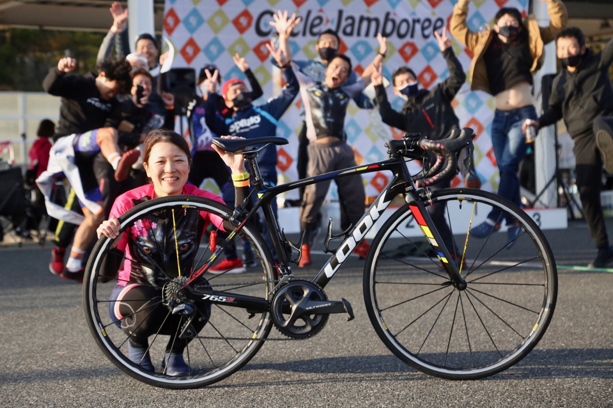 200km女子の部で優勝した山田菜月さん（Team 一匹狼）。上位入賞者の愛車自慢は後日お届けします