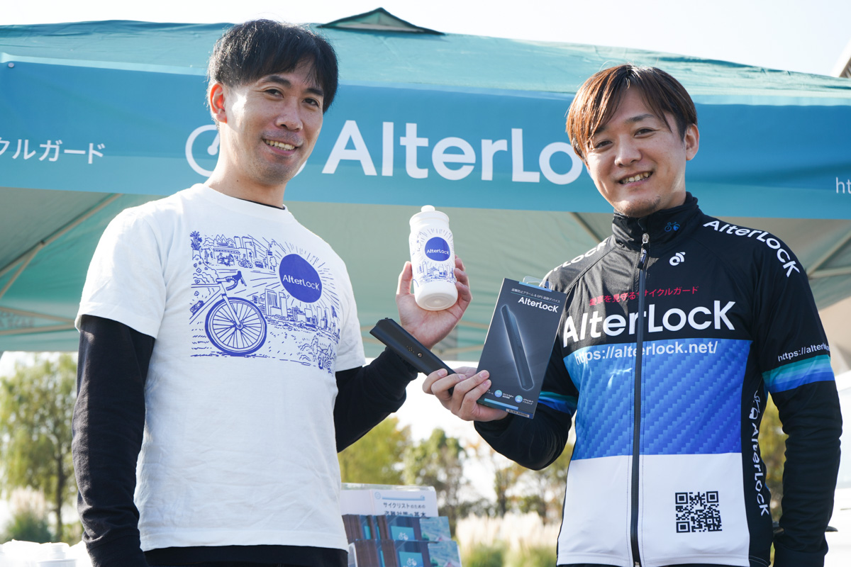 開発者の照山さん(右)自らブースに立ち、製品の詳細を紹介してくれた