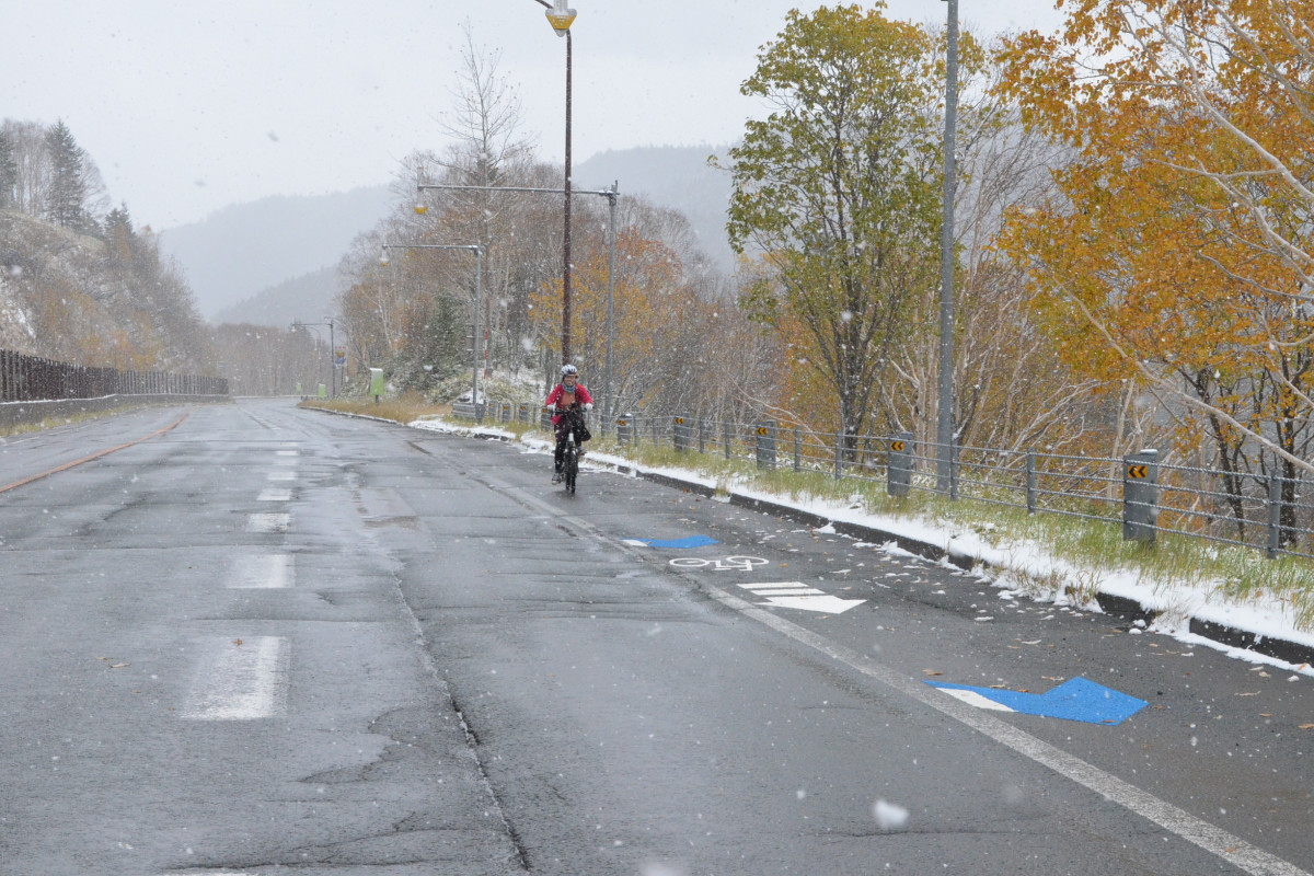 雪は舞っているが、路面はいける。最後だけでも走りたい！ 