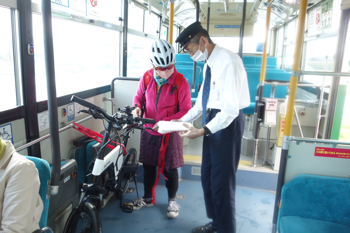 自転車の固定方法について説明してくれる運転手さん 