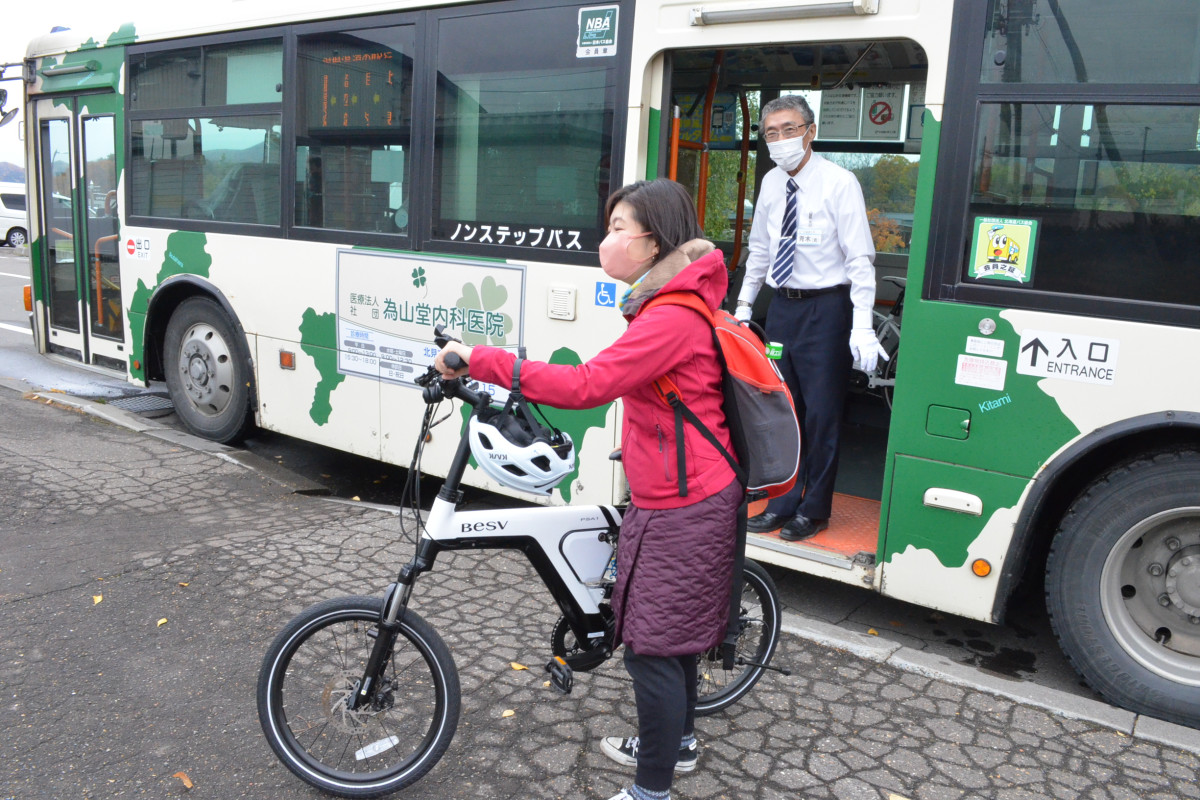 運転手さんに見送られ、バスを降りる。親切な方だった 