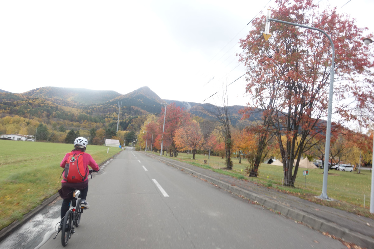 つるつる温泉キャンプ場脇を走る。紅葉が美しい 