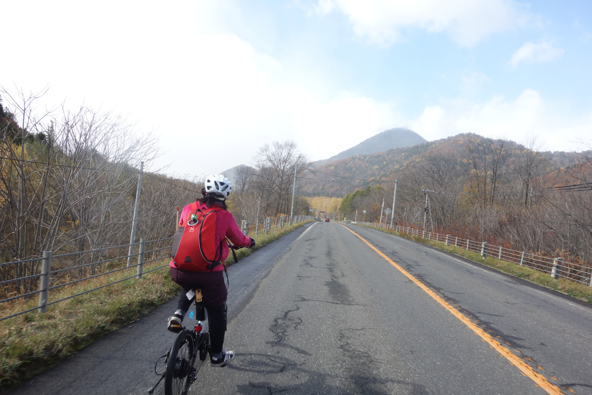 路面も乾いていた。青空が顔をのぞかせ、峠では絶景のパノラマを期待できる予感！ 