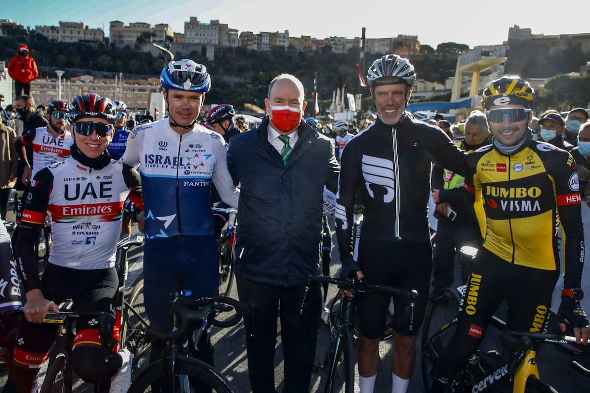 引退後も自転車界に強い影響力を持つマリオ・チポリーニ氏も選手たちと共にスタートラインに並ぶ