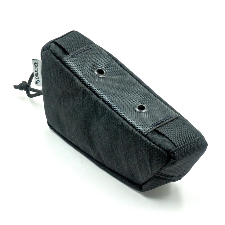 トップチューブバッグの底面はスリップしにくい素材かつ、ボルトオンできる仕様となっている