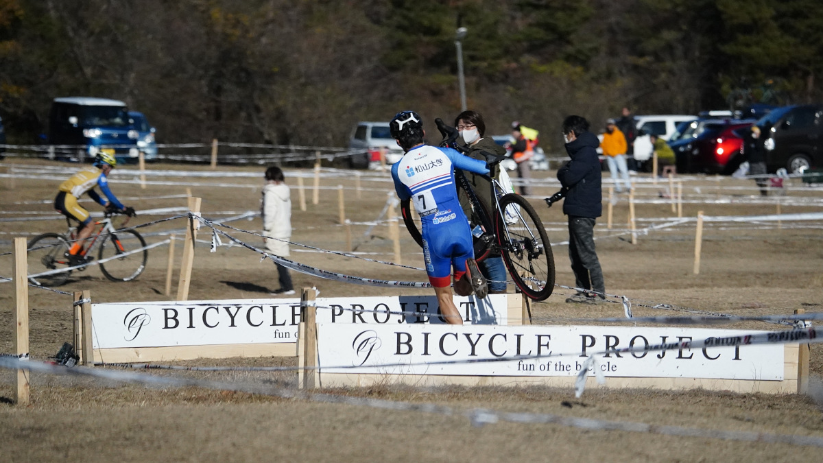 副島達海（Limited Team 846）を追う村上功太郎（松山大学/TOYO FRAME）